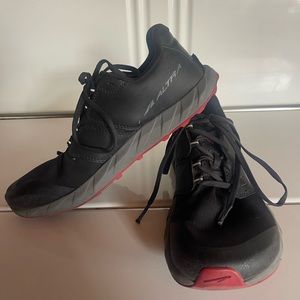 Men's 8 Altra Superior 5. (Fits womens 9)